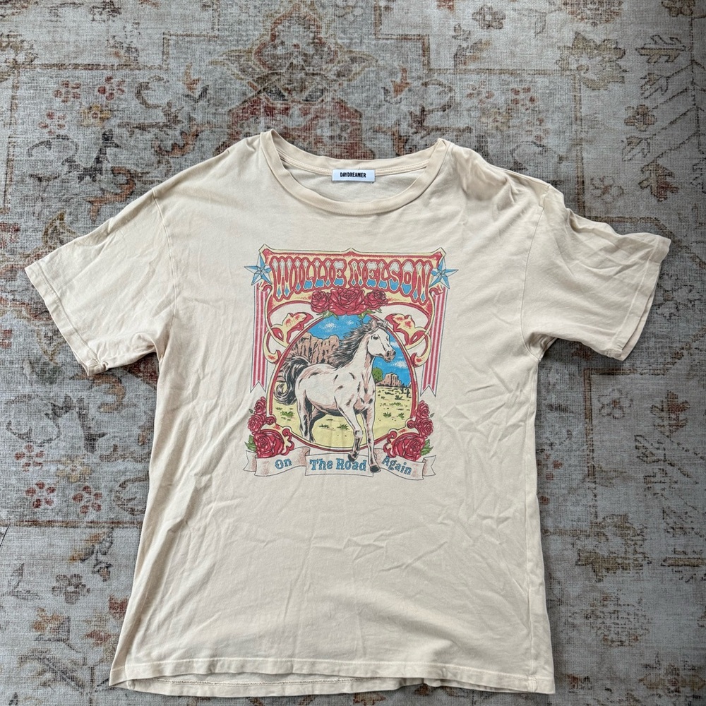 DAYDREAMER TEES WILLIE NELSON ON THE ROAD AGAIN WEEKEND TEE